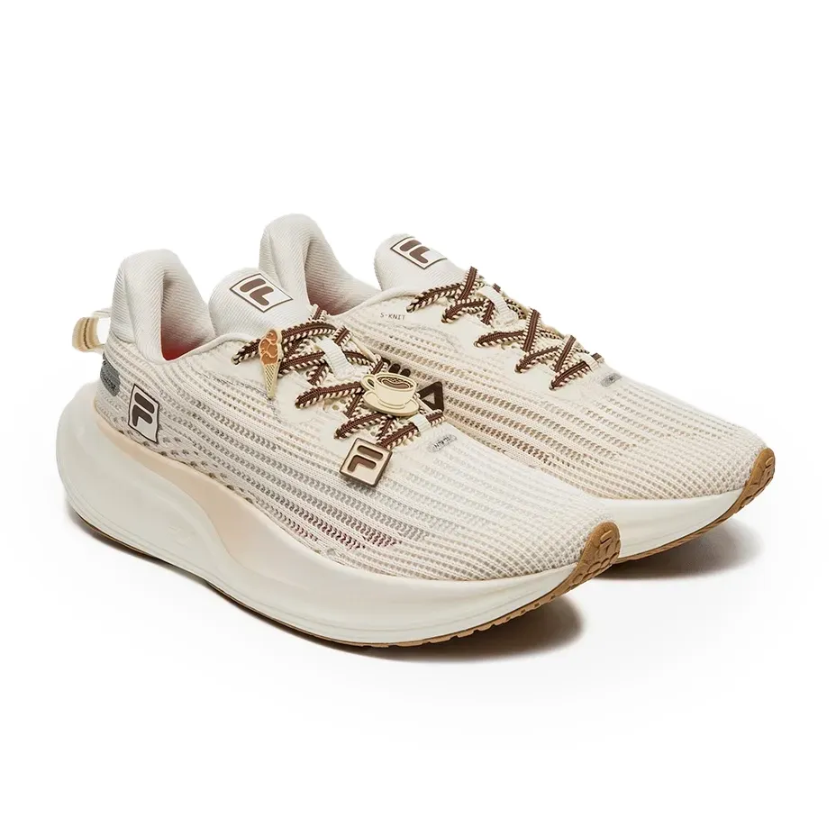 Tênis Fila Racer Speedzone Bege Feminino com pingente dourado, destacando o design e conforto.